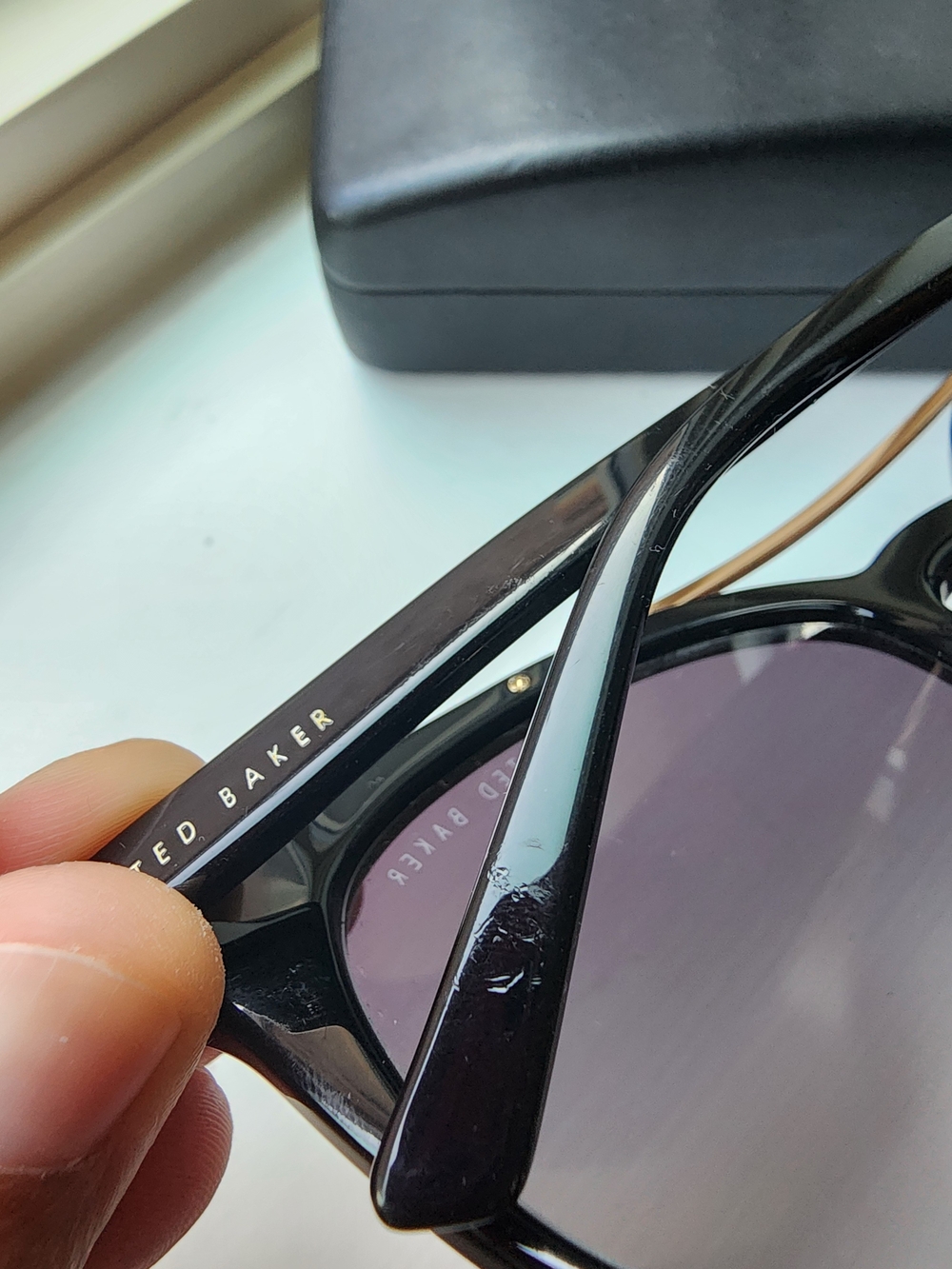Ted Baker Black Sunglasses with Case - Picture 3 of 7